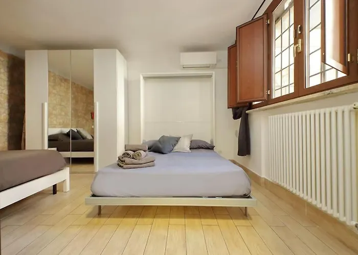 Spacious Vatican Flat With Courtyard Rom