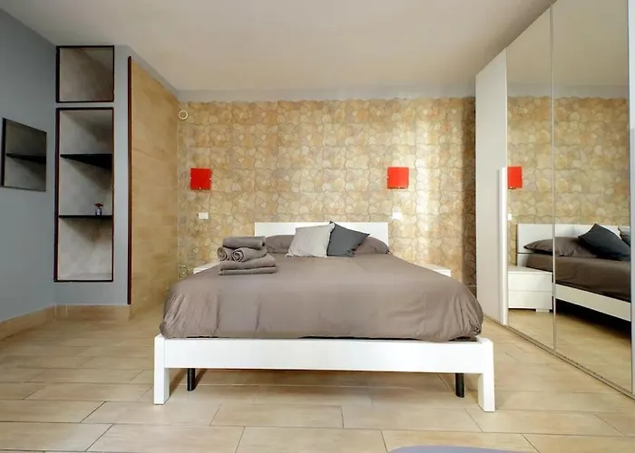 Spacious Vatican Flat With Courtyard