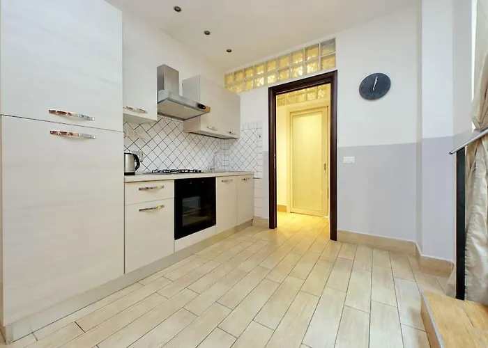 Spacious Vatican Flat With Courtyard