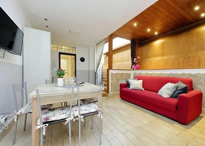 Spacious Vatican Flat With Courtyard *