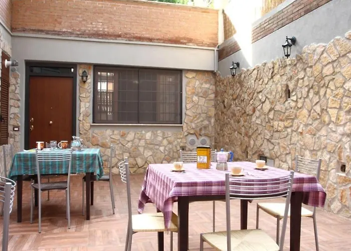 Spacious Vatican Flat With Courtyard Apartment *